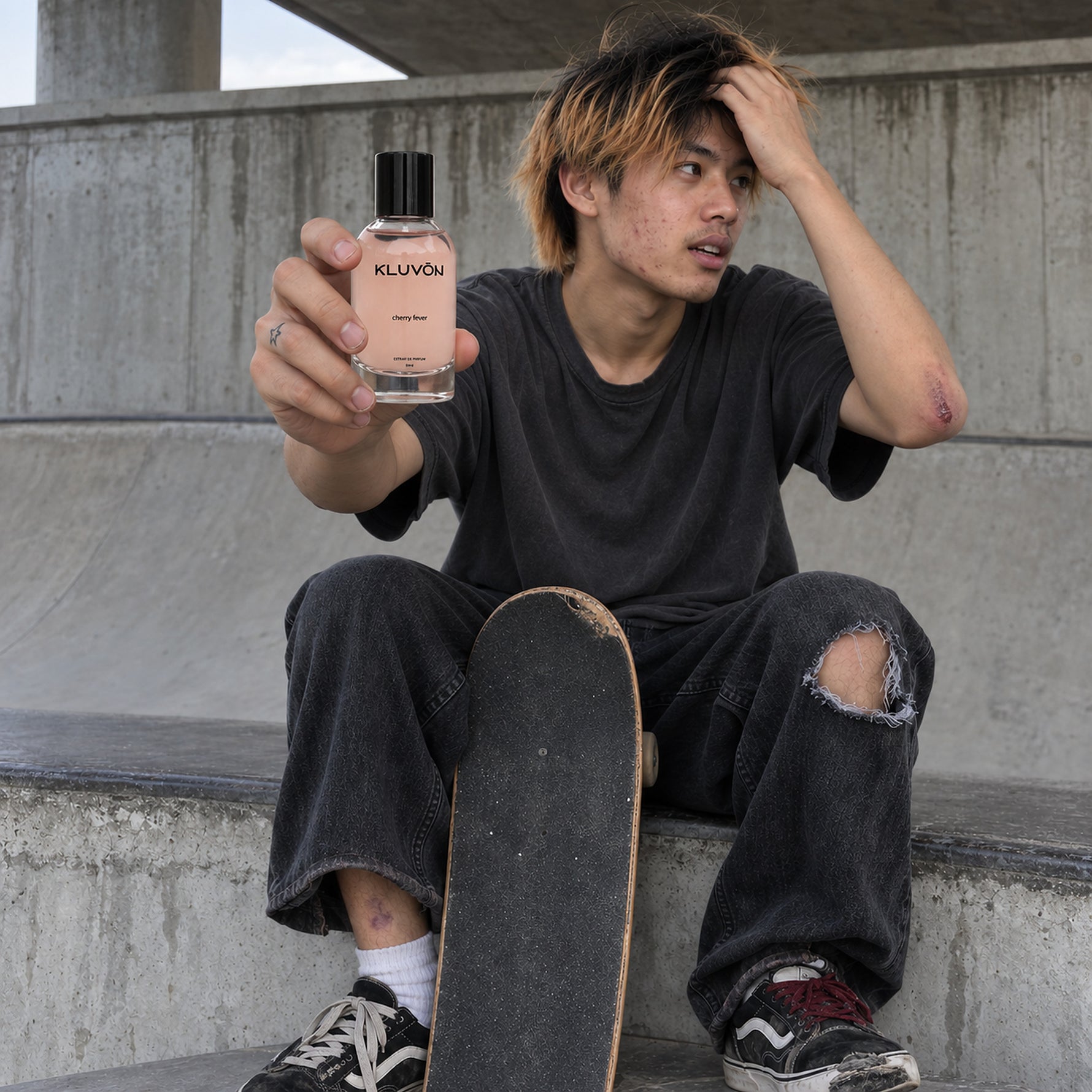 Skater med Kluvon cherry fever extrait de parfum i skatepark