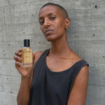 Kvinde med Kluvon midnight session extrait de parfum foran betonvaeg
