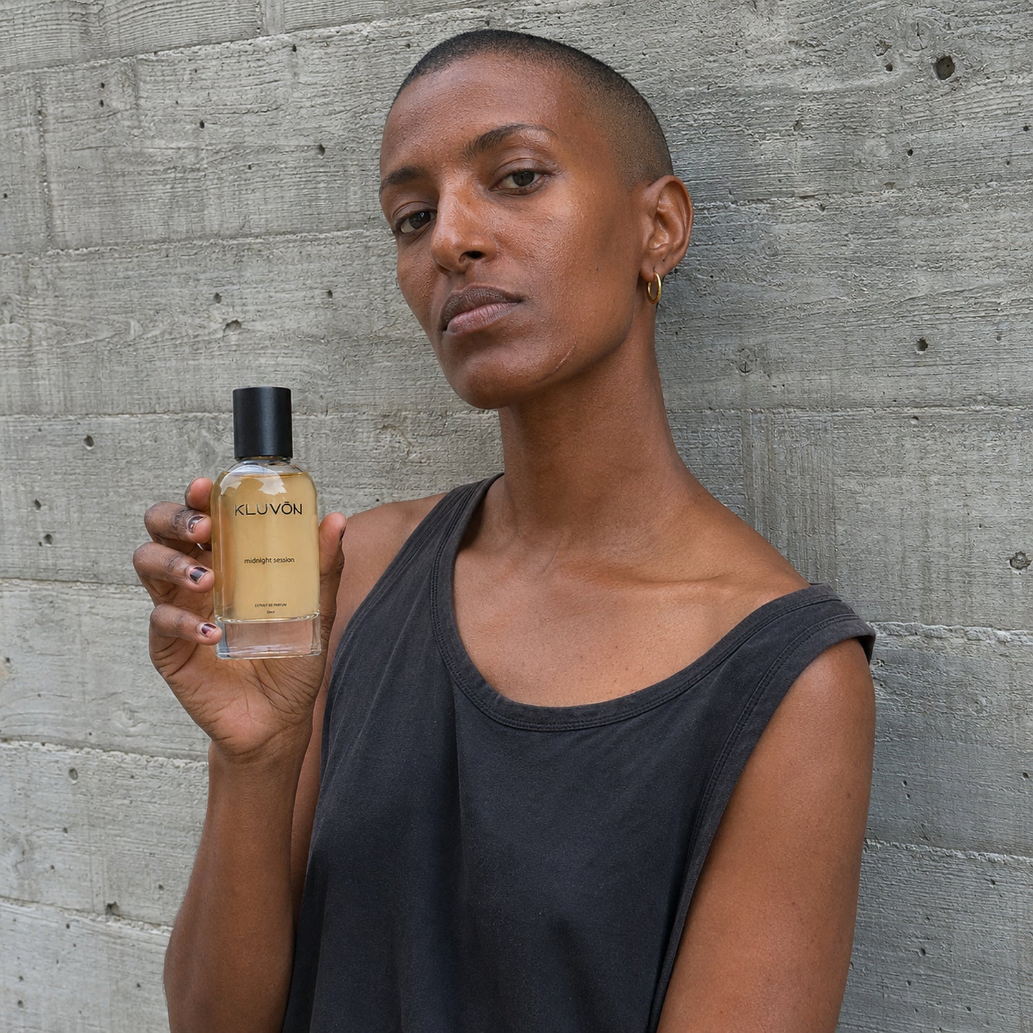 Kvinde med Kluvon midnight session extrait de parfum foran betonvaeg