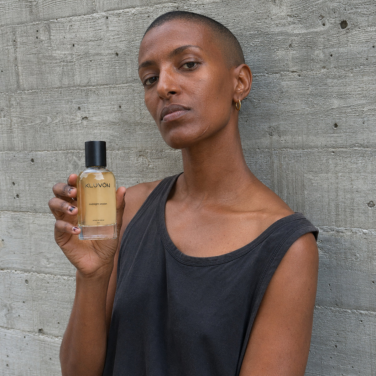Kvinde med Kluvon midnight session extrait de parfum foran betonvaeg